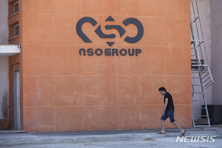 [사피어(이스라엘)=AP/뉴시스]지난 8월24일 이스라엘 남부 사피어 인근의 NSO 그룹 회사 벽에 회사 로고가 장식돼 있다. 바이든 미 행정부는 3일(현지시간) 세계에서 가장 악명 높은 해커 고용 회사인 이스라엘의 NSO 그룹에 대해 NSO의 스파이웨어들이 국가 간 탄압에 악용되고 있다면서 새로운 수출 제한을 발표했다. 2021.11.4