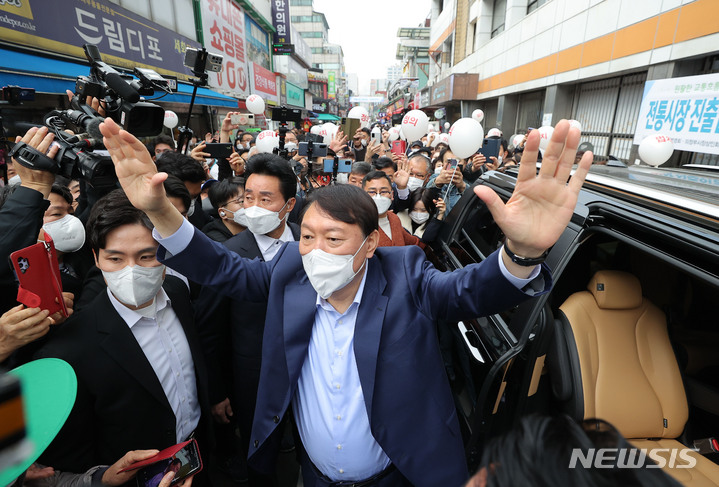 [의정부=뉴시스] 국회사진기자단 = 윤석열 전 검찰총장이 5일 국민의힘 최종 대선후보로 선출됐다. 2021.11.04. photo@newsis.com