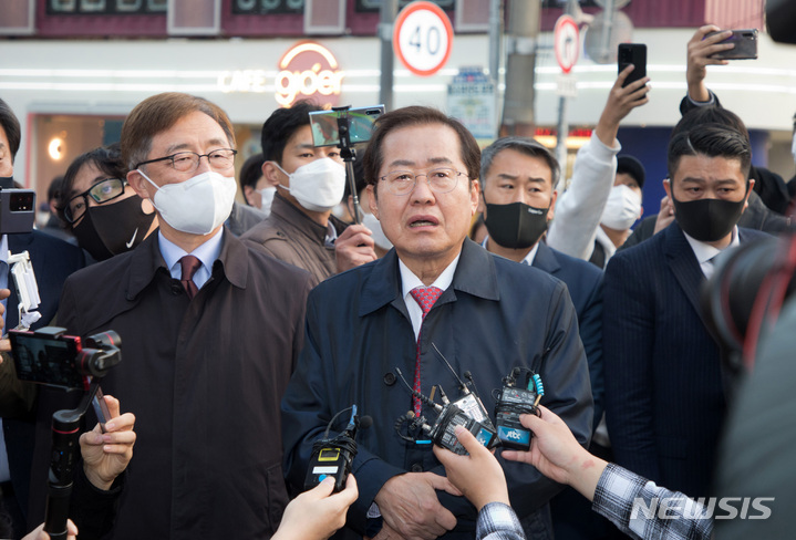 [서울=뉴시스] 국회사진기자단 = 홍준표 국민의힘 대선 경선 후보가 지난 4일 서울 마포구 홍익대학교 앞 거리를 찾아 취재진 앞에서 발언하고 있다. 2021.11.04. photo@newsis.com