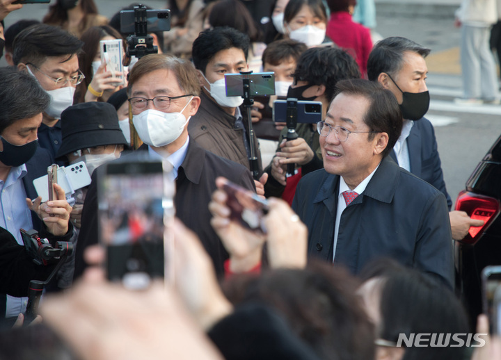 [서울=뉴시스] 국회사진기자단 = 홍준표 국민의힘 대선 경선 후보가 4일 서울 마포구 홍익대학교 앞 거리에서 시민들과 인사하고 있다. 2021.11.04. photo@newsis.com