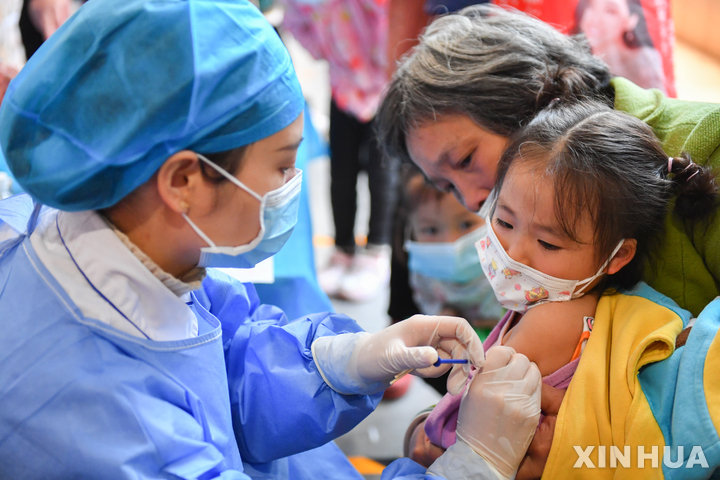 [융저우=신화/뉴시스] 중국 허난성 융저우 링링구에 있는 코로나19 접종센터에서 4일 어린이가 백신을 맞고 있다. 2021.11.06