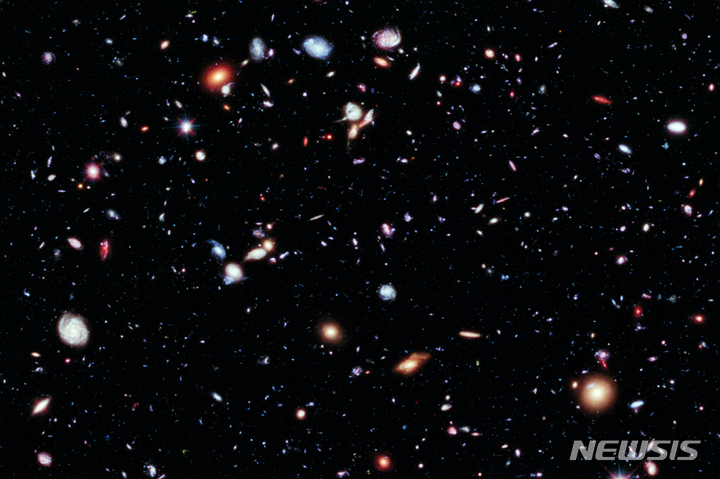  [AP/뉴시스]허블 우주 망원경이 지난 2002년부터 2009년까지 관측해 포착한 수천개의 은하. 