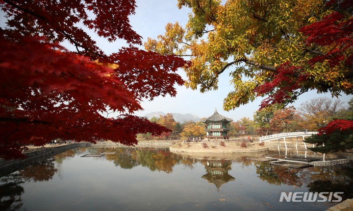 [서울=뉴시스] 박미소 기자 = 조선시대 왕과 왕비의 휴식처였던 향원정과 취향교 복원이 3년 만에 완료돼 언론에 공개됐다. 향원지 영역의 옛 사진을 분석해 변형·훼손된 절병통, 창호, 능화지, 외부 난간대 등을 복원했다. 내년 4월부터 특별관람 형태로 내부가 일반에 공개될 예정이다. 5일 오전 서울 종로구 경복궁에서 복원된 향원정과 취향교가 보이고 있다. 2021.11.05. misocamera@newsis.com