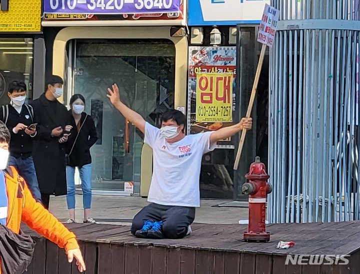 [대구=뉴시스] 고여정 수습기자 = 대구시 중구 동성로에서 6일 퀴어문화축제를 반대하는 남성이 1인시위를 하고 있다. 2021.11.06 ruding@newsis.com