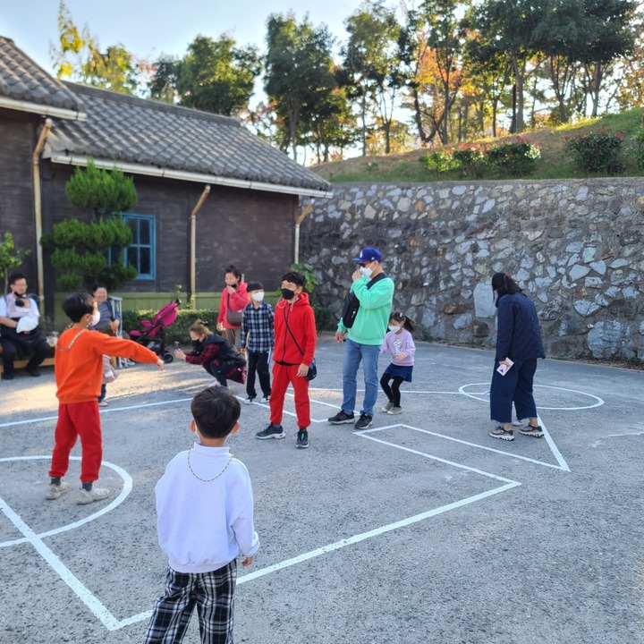 [울산=뉴시스]울산 장생포 고래문화마을에서 오징어게임을 체험하는 방문객들. (사진=고래문화재단 제공) photo@newsis.com *재판매 및 DB 금지