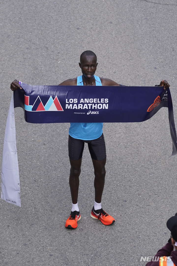 [로스앤젤레스= AP/뉴시스] LA 국제마라톤대회 우승자인 케냐 출신의 존 코리르(24) 선수. 