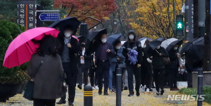 [서울=뉴시스] 박미소 기자 = 강풍을 동반한 비가 내리는 8일 오전 서울 중구 프레스센터 인근 거리에서 시민들이 우산을 쓰고 걸어가고 있다. 2021.11.08. misocamera@newsis.com