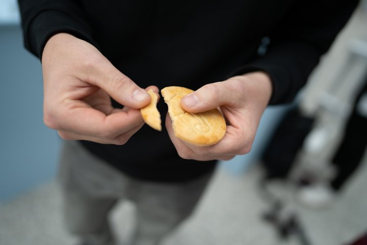 [런던=뉴시스]영국 런던 웨스트필드 쇼핑몰의 오징어게임 술래인형 전시에서 나눠준 달고나 모양 과자. (사진: 넷플릭스 트위터) 2021.11.8. *재판매 및 DB 금지