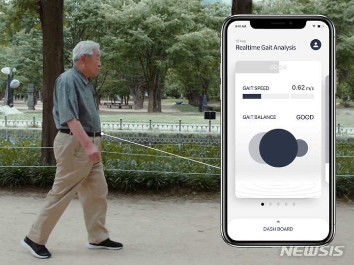 [서울=뉴시스] 한 노인이 스마트벨트와 앱을 활용해 보행속도를 측정하고 있다. (사진= 분당서울대병원 제공) 2021.11.09