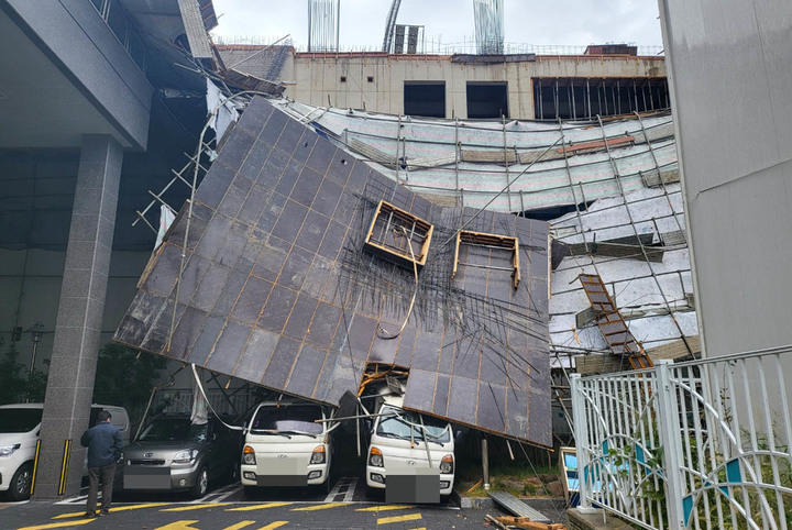 [광주=뉴시스] 변재훈 기자 = 9일 오전 광주 북구 양산동 한 주상복합형 공동주택 신축 공사장에서 거푸집(7m 높이)과 철제 비계·가림막 등이 도롯가로 넘어져 주차 차량 3대가 파손됐다. 인명피해는 없었다. (사진=독자 제공) 2021.11.09. photo@newsis.com *재판매 및 DB 금지