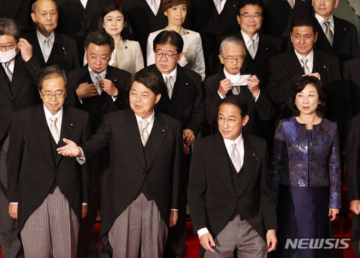 [도쿄(일본)=AP/뉴시스]기시다 후미오 일본 총리(왼쪽에서 세번째)가 지난 10일 제2차 내각을 출범 시킨 후 각료들과 함께 사진 촬영을 마친 후 떠나고 있다. 그의 왼쪽에 하야시 요시마사 외무상이 서 있다. 2021.11.11. 