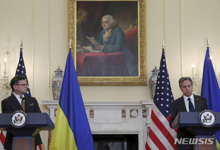 [워싱턴(미국)=AP/뉴시스] 토니 블링컨 미 국무장관(오른쪽)이 드미트로 쿨레바 우크라이나 국무장관과 지난 10일(현지시간) 회담을 마치고 기자회견 하고 있다. 2021.11.11.