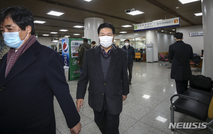 [서울=뉴시스] 정병혁 기자 = 홍문종 친박신당 대표가 지난해 11월11일 오전 서울 서초구 서울고법에서 열린 70억대 배임, 횡령 항소심 3차 공판에 출석하고 있다. 2021.11.11. jhope@newsis.com