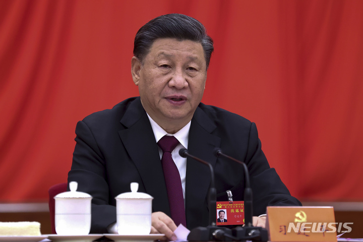 [베이징=AP/뉴시스] 11일 중국 베이징에서 개최된 공산당 19기 중앙위원회 6차 전체회의(19기 6중전회)에서 시진핑 주석이 연설하고 있다.  이번 6중전회에서 중국공산당은 이날 창당 100년 역사상 세번째 '역사 결의'를 채택했다. 2021.11.12
