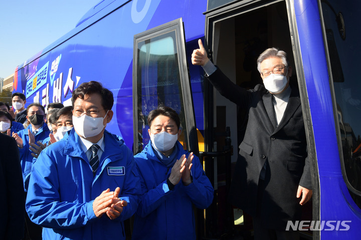 [서울=뉴시스] 최동준 기자 = 이재명 더불어민주당 대선 후보가 12일 서울 여의도 국회에서 열린 메타버스 출발 국민보고회에서 출발 전 인사하고 있다. (공동취재사진) 2021.11.12. photo@newsis.com