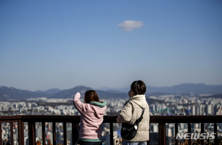 [서울=뉴시스] 정병혁 기자 = 맑은 날씨를 보인 12일 오전 서울 남산을 찾은 시민들이 파란하늘을 보고 있다. 2021.11.12. jhope@newsis.com