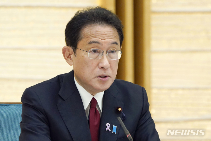 [도쿄=AP/뉴시스] 기시다 후미오 일본 총리가 지난달 12일 도쿄 총리실에서 코로나19 대책 회의를 열고 발언하고 있다. 2021.12.02.