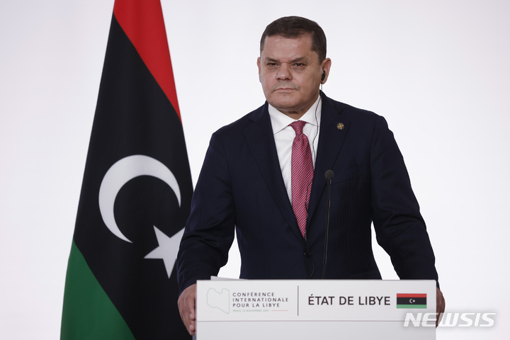 [AP/뉴시스] 12일 프랑스 파리에서 열린 리비아 국제회의 중 리비아의 드베이바 총리가 기자회견을 하고 있다 