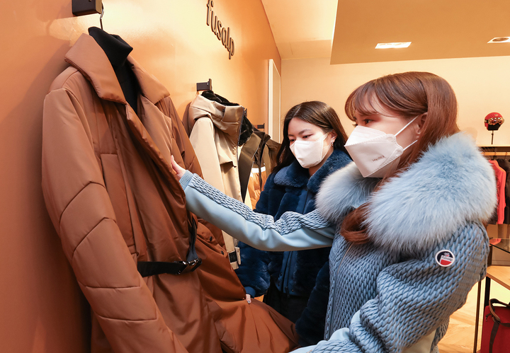 [서울=뉴시스]현대백화점 압구정본점 2층 프랑스 럭셔리 브랜드 퓨잡 팝업스토어를 찾은 소비자들이 프리미엄 패딩을 쇼핑하고 있는 모습. (사진=현대백화점 제공). 2021.11.15. photo@newsis.com *재판매 및 DB 금지