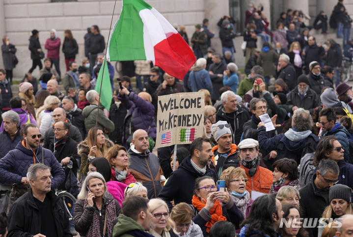 [AP/뉴시스] 13일 이탈리아 밀라노에서 코로나19 백신 패스 조치에 반대하는 사람들이 시위하고 있다