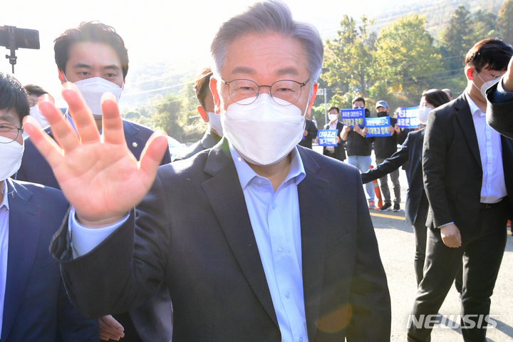 [거제=뉴시스] 차용현 기자 = 매타버스(매주 타는 민생버스)를 타고 전국순회에 나선 더불어민주당 이재명 대통령후보가 14일 오전 경남 거제시 대우조선해양 정문 앞에서 있은 대우조선소 노조와의 간담회에 참석하고 있다. 2021.11.14. con@newsis.com