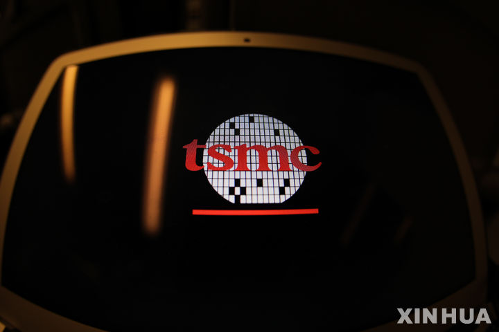 [런던=신화/뉴시스]노트북 화면에 대만 반도체 제조회사 TSMC의 로고가 표시된 모습. 2024.02.21.