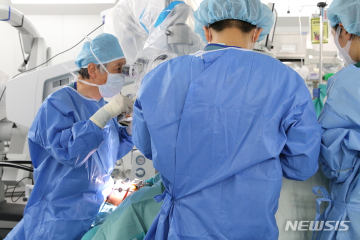 [성남=뉴시스]분당 차병원 성형외과 김석화 교수(사진 왼쪽)가 구개누공 수술을 하고 있다