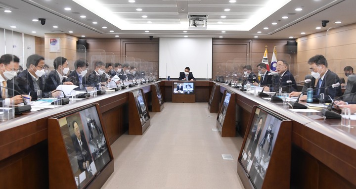 [서울=뉴시스] 홍남기 부총리 겸 기획재정부 장관이 15일 세종시 정부세종청사에서 열린 기획재정부 확대간부회의를 주재하고 있다. (사진=기획재정부 제공) 2021.11.15. photo@newsis.com *재판매 및 DB 금지