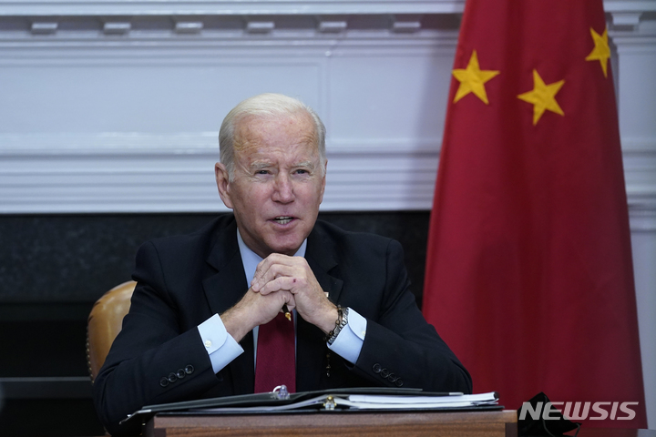 [워싱턴=AP/뉴시스] 조 바이든 미국 대통령이 15일(현지시간) 미국 백악관에서 시진핑 중국 국가주석과 화상 정상회담을 하고 있다. 2021.11.16.