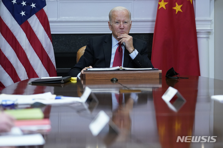 [워싱턴=AP/뉴시스] 조 바이든 미국 대통령이 15일(현지시간) 미국 백악관에서 시진핑 중국 국가주석과 화상 정상회담을 하고 있다. 2021.11.16.
