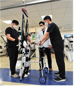 경직성 양하지 뇌성마비 환아(8세)가 세브란스 재활 병원에서 웨어러블 보행 로봇을 활용해 재활 치료를 받고 있다.(사진 : 세브란스병원 제공) *재판매 및 DB 금지