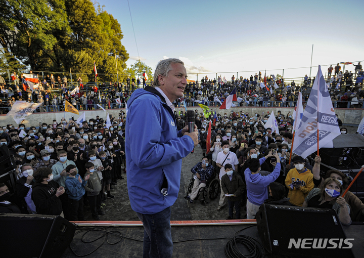 [발디비아(칠레)=AP/뉴시스] 칠레의 극우파 대선후보인 공화당의 호세 안토니오 카스트가 지난 17일 발디비아에서 선거유세를 하고 있다.   