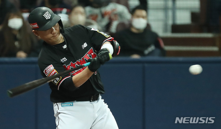 [서울=뉴시스] 이영환 기자 = 18일 오후 서울 구로구 고척스카이돔에서 열린 2021 KBO 한국시리즈 두산 베어스와 KT 위즈의 4차전 경기, 1회초 2사1,3루에서 KT 장성우가 1타점 안타를 날리고 있다. 2021.11.18. 20hwan@newsis.com