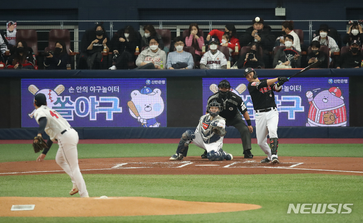 [서울=뉴시스] 조수정 기자 = 18일 오후 서울 구로구 고척스카이돔에서 열린 2021 KBO 한국시리즈 두산 베어스와 KT 위즈의 4차전 경기, 1회초 1사 3루 상황 KT 장성우가 1타점 적시타를 날리고 있다. 2021.11.18. chocrystal@newsis.com