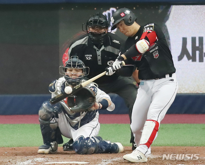 [서울=뉴시스] 조수정 기자 = 18일 오후 서울 구로구 고척스카이돔에서 열린 2021 KBO 한국시리즈 두산 베어스와 KT 위즈의 4차전 경기, 5회초 무사 KT 신본기가 좌월 솔로홈런을 치고 있다. 2021.11.18. chocrystal@newsis.com