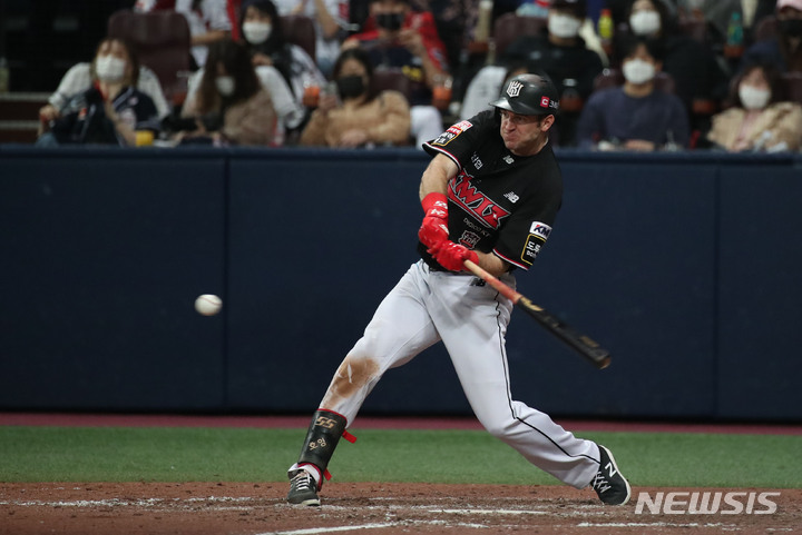 [서울=뉴시스] 박미소 기자 = 18일 오후 서울 구로구 고척스카이돔에서 열린 2021 KBO 한국시리즈 두산 베어스와 KT 위즈의 4차전 경기. 8회초 2사 1루 상황에서 KT 호잉이 2점 홈런을 치고 있다. 2021.11.28. misocamera@newsis.com