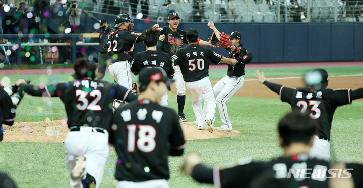 [서울=뉴시스] 이영환 기자 = 18일 오후 서울 구로구 고척스카이돔에서 열린 2021 KBO 한국시리즈 두산 베어스와 KT 위즈의 4차전 경기, 8 대 4로 승리를 거둬 4연승으로 한국시리즈 우승을 차지한 KT 선수들이 기뻐하고 있다. KT는 1군 입성 후 7년만에 처음으로 페넌트레이스 및 한국시리즈 통합우승을 달성했다. 2021.11.18. 20hwan@newsis.com