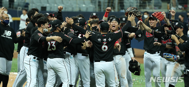 [서울=뉴시스] 이영환 기자 = 18일 오후 서울 구로구 고척스카이돔에서 열린 2021 KBO 한국시리즈 두산 베어스와 KT 위즈의 4차전 경기, 8 대 4로 승리를 거둬 4연승으로 한국시리즈 우승을 차지한 KT 선수들이 기뻐하고 있다. KT는 1군 입성 후 7년만에 처음으로 페넌트레이스 및 한국시리즈 통합우승을 달성했다. 2021.11.18. 20hwan@newsis.com