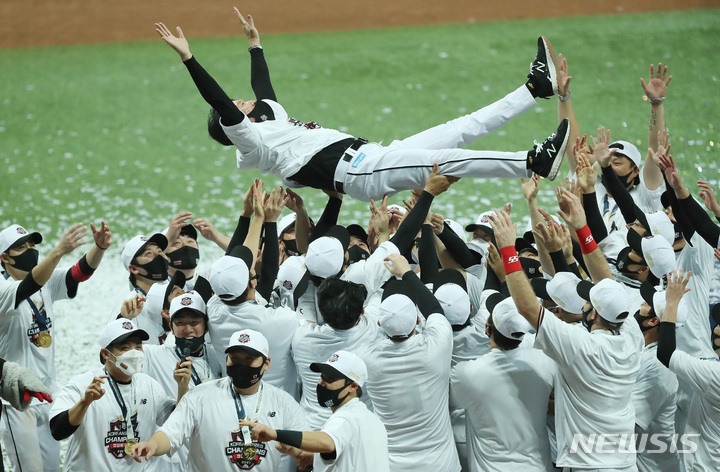 [서울=뉴시스] 이영환 기자 = 18일 오후 서울 구로구 고척스카이돔에서 열린 2021 KBO 한국시리즈 두산 베어스와 KT 위즈의 4차전 경기, 8 대 4로 승리를 거둬 4연승으로 한국시리즈 우승을 차지한 KT 선수들이 이강철 감독을 헹가래 치고 있다. KT는 1군 입성 후 7년만에 처음으로 페넌트레이스 및 한국시리즈 통합우승을 달성했다. 2021.11.18. 20hwan@newsis.com