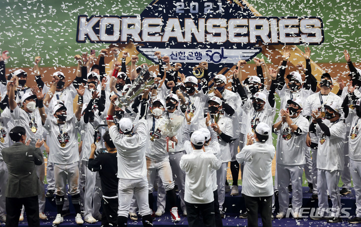 [서울=뉴시스] 홍효식 기자 = 18일 오후 서울 구로구 고척스카이돔에서 열린 2021 KBO 한국시리즈 두산 베어스와 KT 위즈의 4차전 경기, 8대4로 승리를 거둬 4연승으로 한국시리즈 우승을 차지한 KT 선수들이 트로피를 들고 자축하고 있다. 2021.11.18. yesphoto@newsis.com