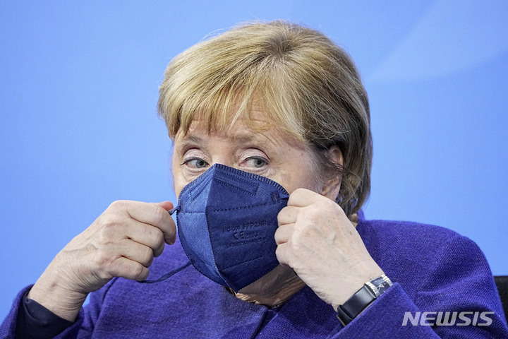 [베를린=AP/뉴시스] 앙겔라 메르켈 독일 총리가 지난 18일(현지시간) 베를린에서 열린 기자회견에 참석해 마스크를 쓰고 있다. 2021.11.23.