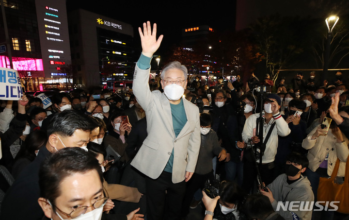 [대전=뉴시스] 전신 기자 = 이재명 더불어민주당 대선 후보가 19일 대전 서구 갤러리아백화점 타임월드 일대에서 시민들과 인사하고 있다. 2021.11.19. photo1006@newsis.com