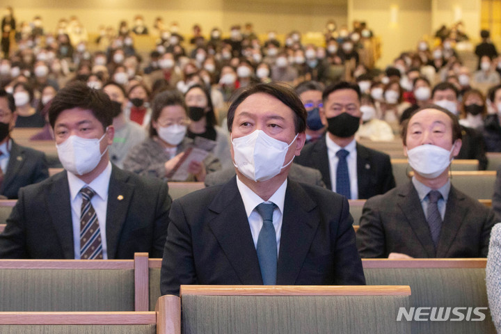 [서울=뉴시스] 국회사진기자단 = 윤석열 국민의힘 대선 후보가 21일 서울 서초구 사랑의 교회에서 예배에 참석해 있다. 2021.11.21. photo@newsis.com