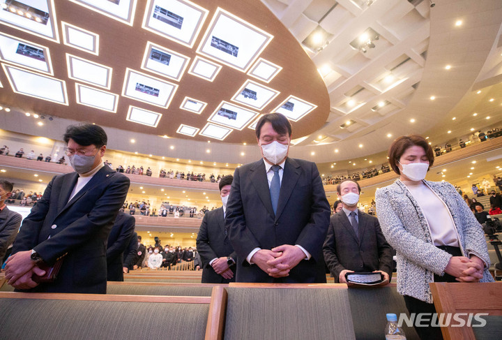 [서울=뉴시스] 국회사진기자단 = 윤석열 국민의힘 대선 후보가 21일 서울 서초구 사랑의 교회에서 예배를 하고 있다. 2021.11.21. photo@newsis.com