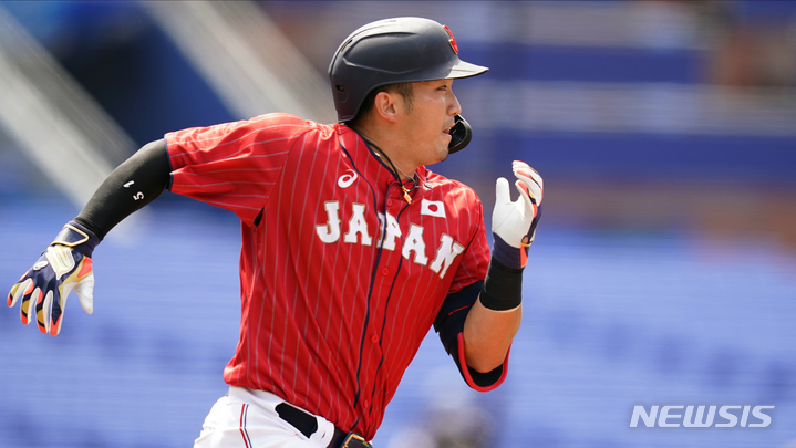 [요코하마=AP/뉴시스] 일본야구대표팀의 스즈키 세이야가 지난해 7월 31일 열린 도쿄 올림픽 야구 경기를 치르고 있다. 2022.01.15.