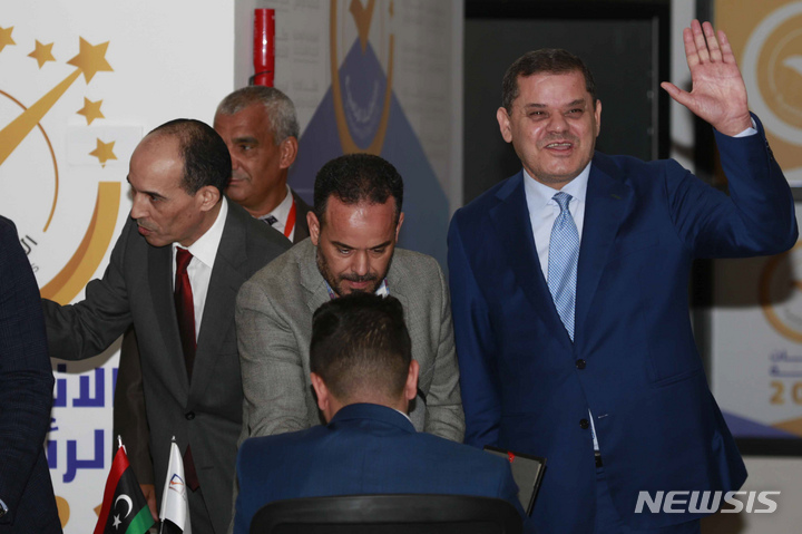 [AP/뉴시스] 리비아의 압델 드베이다 과도내각 총리가 22일 대통령선거 추마 서류를 선거위에 내고 있다