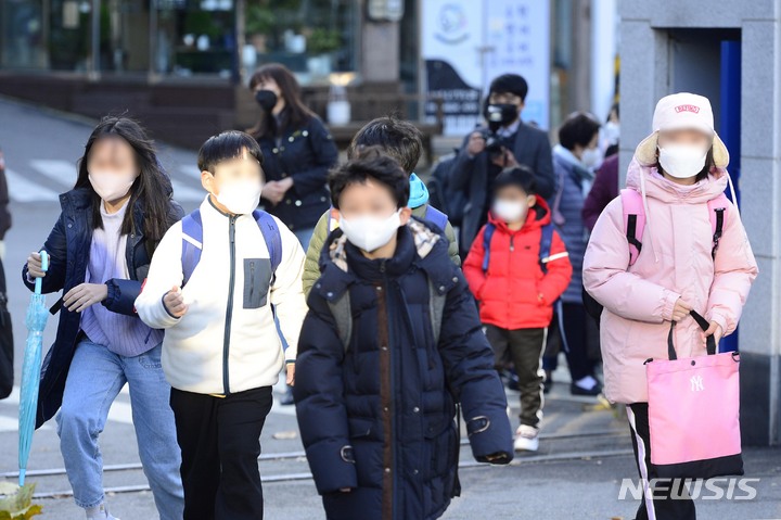 [서울=뉴시스] 사진공동취재단 = 수도권을 포함한 전국 학교가 전면등교를 시작한 지난 22일 서울 용산구 금양초등학교에서 학생들이 등교하고 있다. 2021.11.22. photo@newsis.com