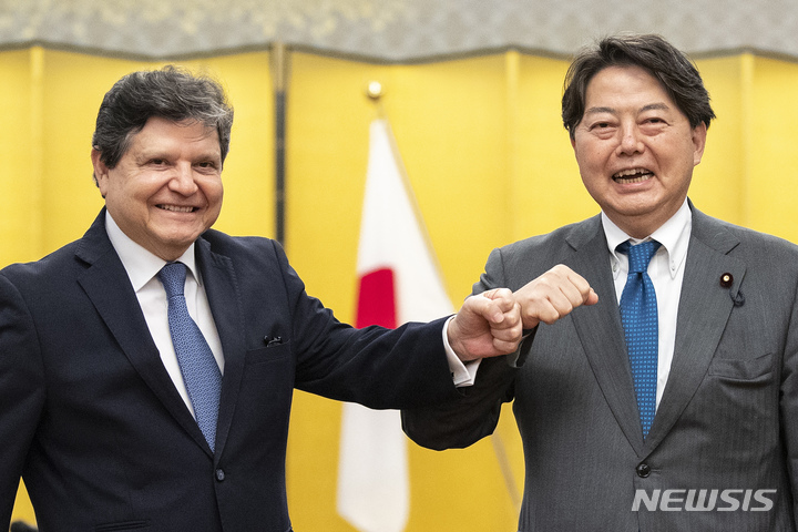 [도쿄(일본)=AP/뉴시스]지난달 22일  일본 도쿄에서 하야시 요시마사 일본 외무상(오른쪽)과 방일한 에우클리데스 아세베도 파라과이 외교장관이 회담에 앞서 주먹 인사를 하고 있다. 2021.12.06.