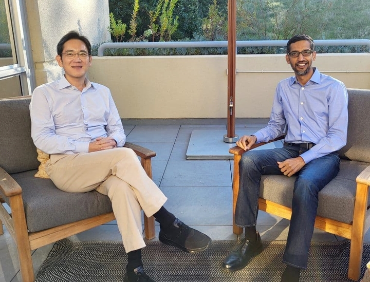 지난 22일(현지시각) 미국 캘리포니아주 마운틴뷰 구글 본사에서 만난 이재용 삼성전자 부회장(왼쪽)과 순다르 피차이(Sundar Pichai) 구글 CEO(오른쪽)의 모습. (사진=삼성전자 제공) *재판매 및 DB 금지