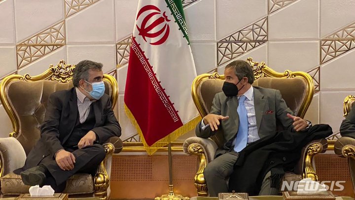 [테란(이란)=AP/뉴시스] 라파엘 그로시 국제원자력기구(IAEA) 사무총장이(오른쪽) 지난 22일(현지시간) 테헤란 국제공항에서 베흐루즈 카말반디 이란 원자력청 대변인과 대화하고 있다. 2021.11.24.